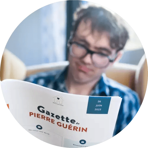 Famileo Pro - Résident qui lit sa gazette Famileo Pro - Résident qui lit sa gazette