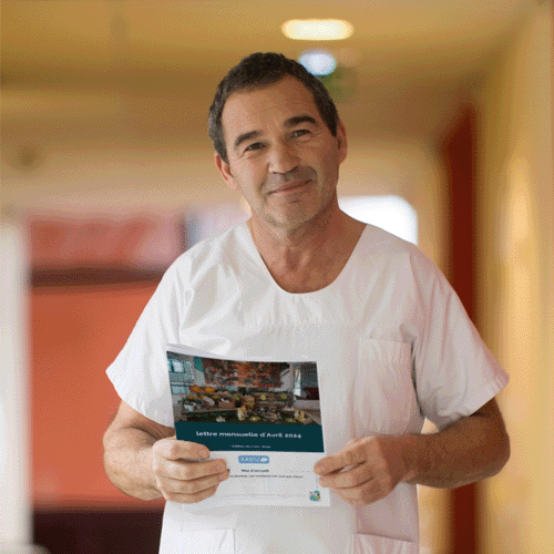 Soignant Ehpad avec son bulletin interne Famileo Pro Soignant Ehpad avec son bulletin interne Famileo Pro