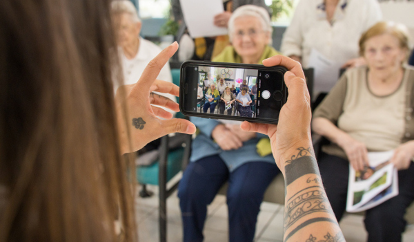 Famileo Pro - soignante prenant une photo pour le Boitier TV