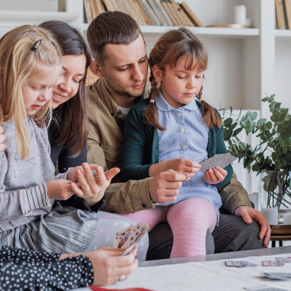 Famille jouant aux cartes ensemble