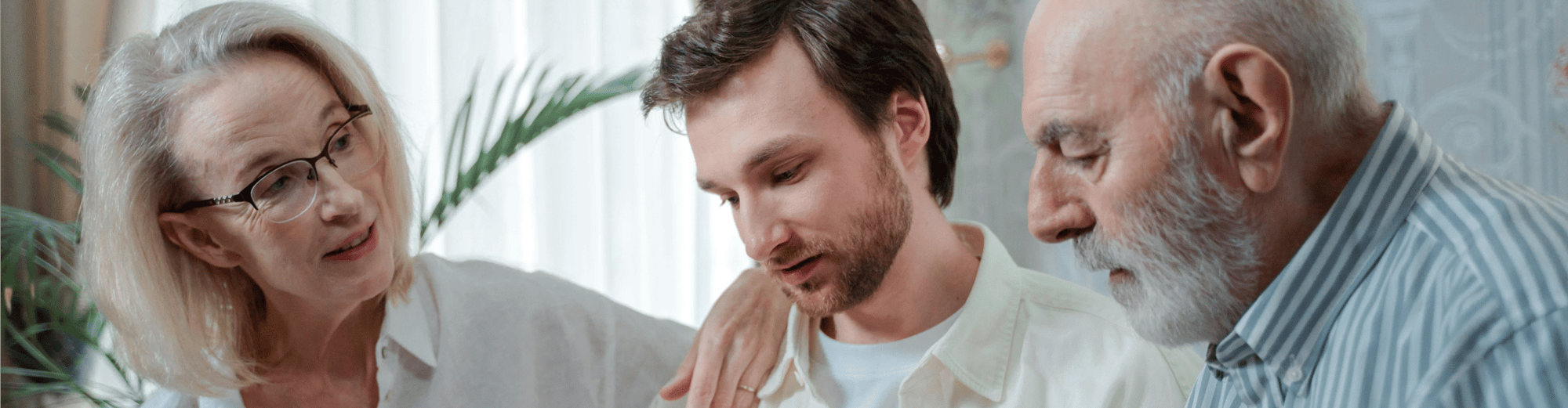 Trois personnes inquiètes en discussion