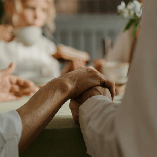 Main posée sur une autre en signe de soutien