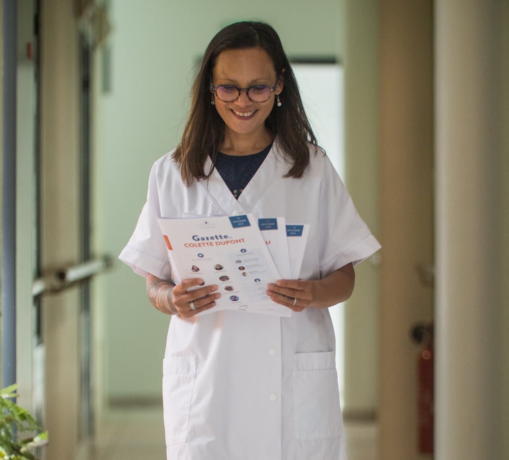 Animatrice distribuant les gazettes Famileo pour ses patients