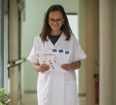 Animatrice distribuant les gazettes Famileo pour ses patients Animatrice distribuant les gazettes Famileo pour ses patients