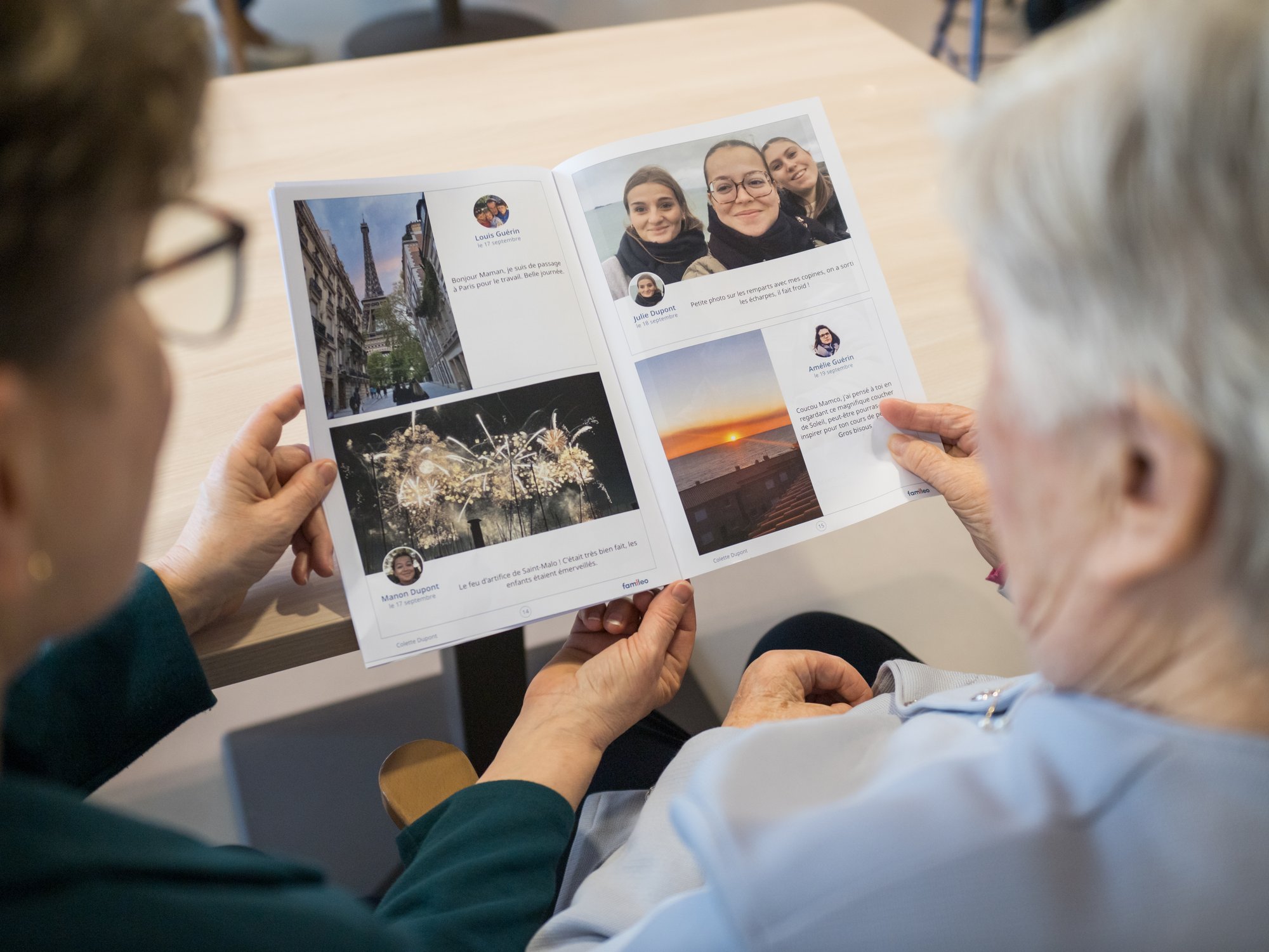 Une soignante et une résidente d'Ehpad en Ehpad regardant leur gazette Famileo