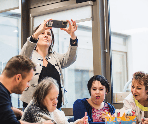 Famileo Pro - Animatrice en train de prendre en photo les résidents