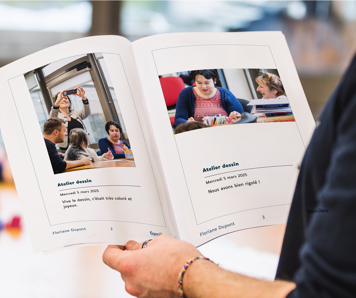 Intérieur du cahier de vie Famileo Pro appartenant à une résidente en établissement handicap Intérieur du cahier de vie Famileo Pro appartenant à une résidente en établissement handicap