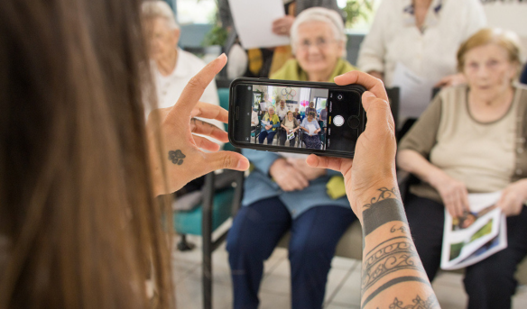 Famileo Pro - miniature - Soignante prenant une photo pendant une animation en Ehpad