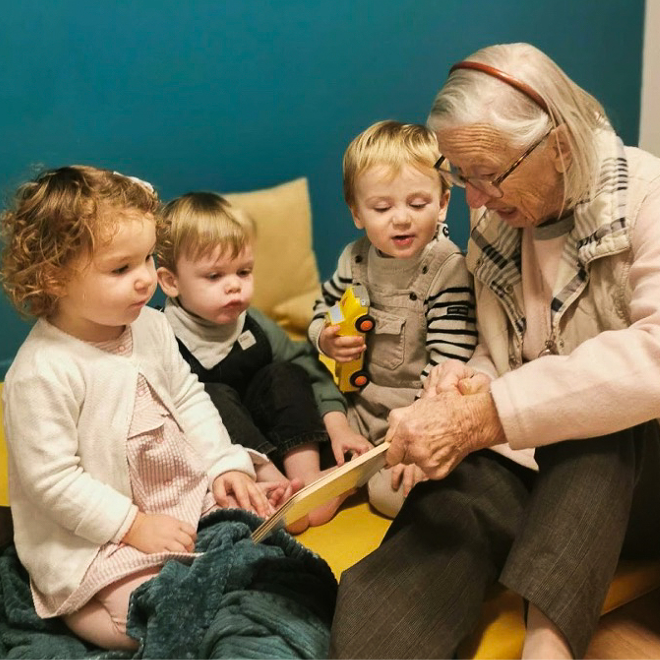 Atelier d'écriture créative intergénérationnel avec une grand-mère et ses petits enfants en Ehpad - organisé par Famileo Pro