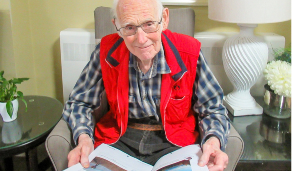 A resident of Rowan Lodge with his Famileo gazette