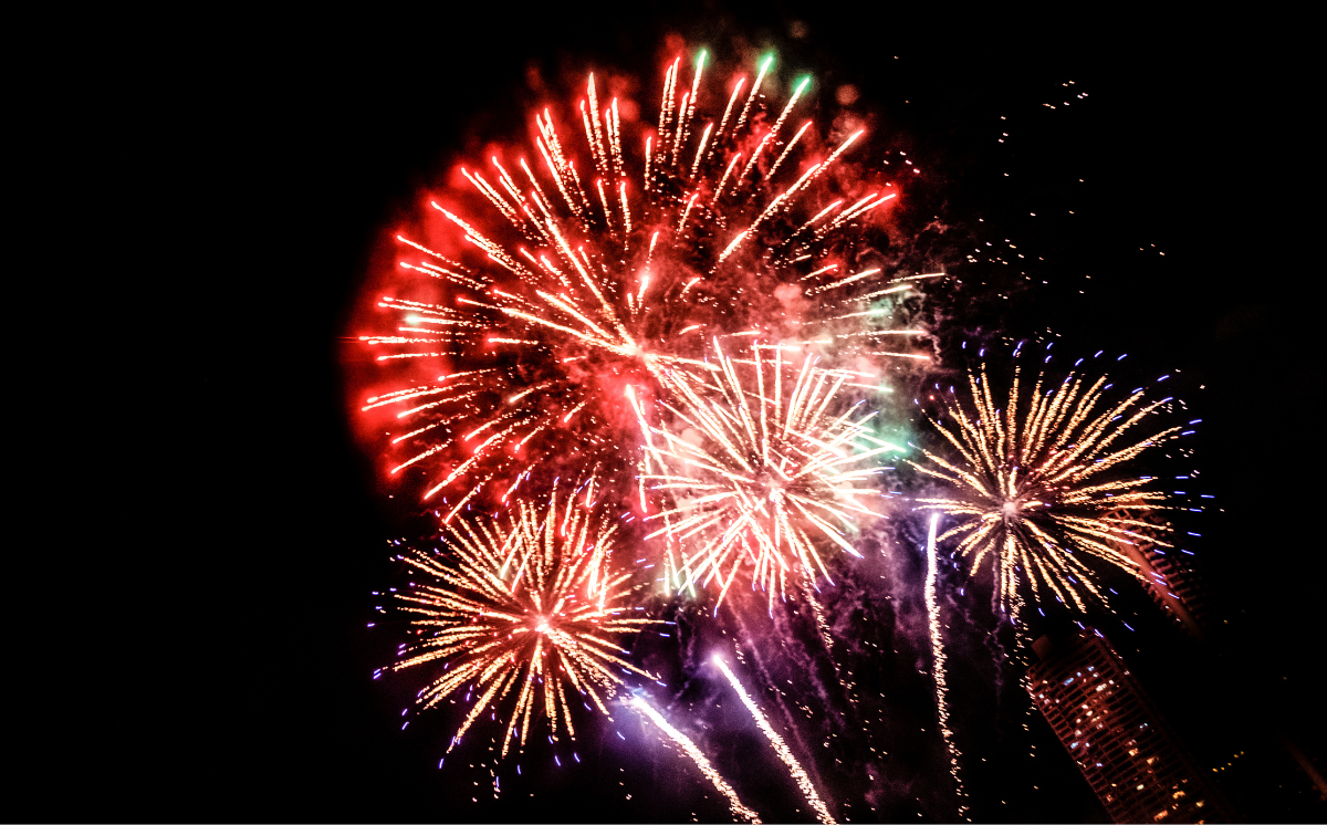 Famileo - fireworks © rawpixel